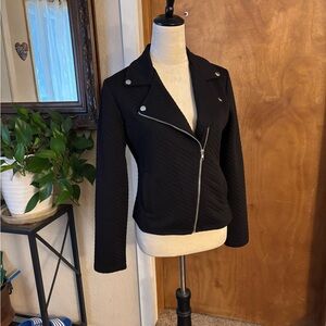 Black zip up jacket
Women’s size Medium.